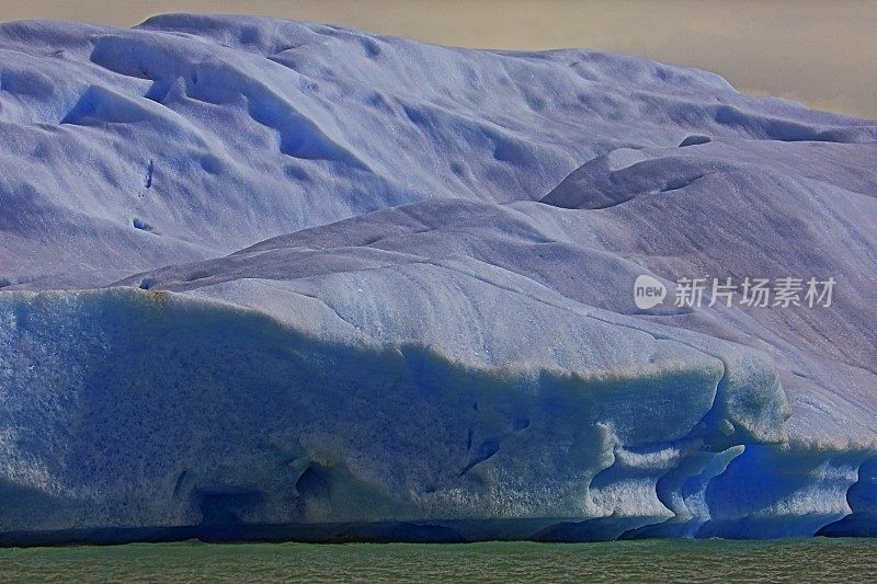 冰山细节漂浮在阿根廷湖附近的乌普萨拉冰川- El Calafate，巴塔哥尼亚